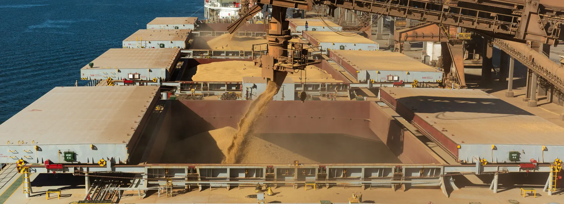 Nave granelera en carga en puerto de embarque